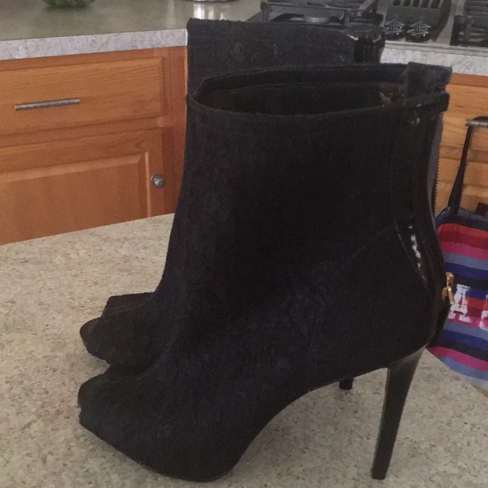 GUESS NWT BLACK LACE ARAYA PEEP TOE BOOTIES SIZE 9 - Picture 3 of 10